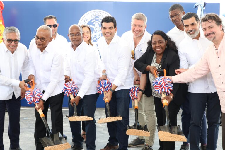 Director del Inapa inicia obras del alcantarillado sanitario de Boca Chica