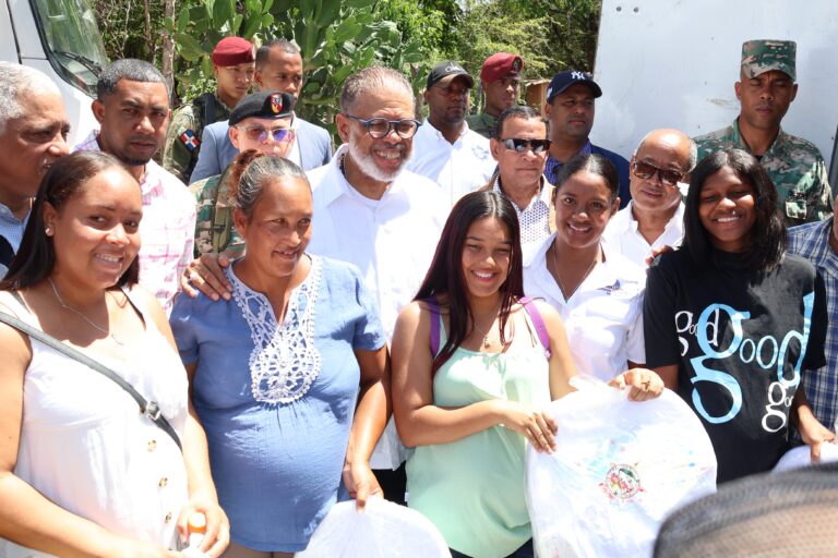 Instituciones gubernamentales realizan jornada de asistencia social en Las Zanjas de San Juan