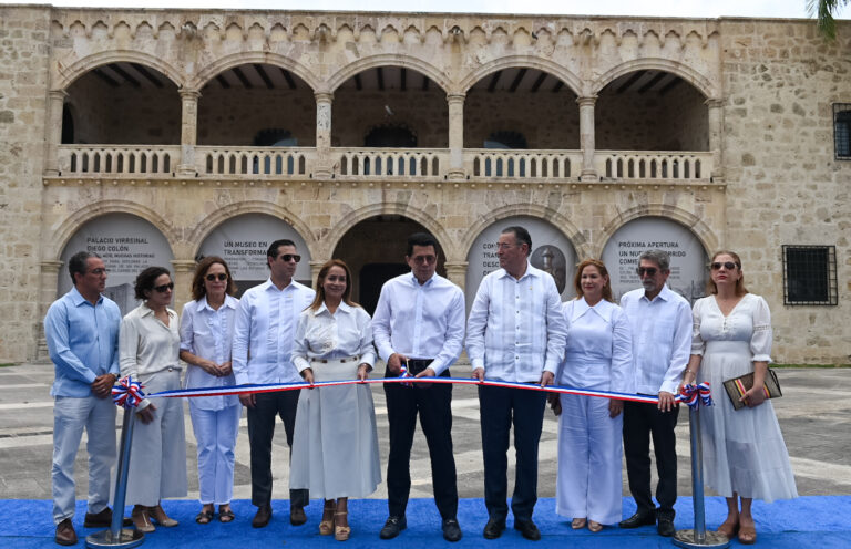 Ministerio de Turismo entrega remozado el Alcázar de Colón