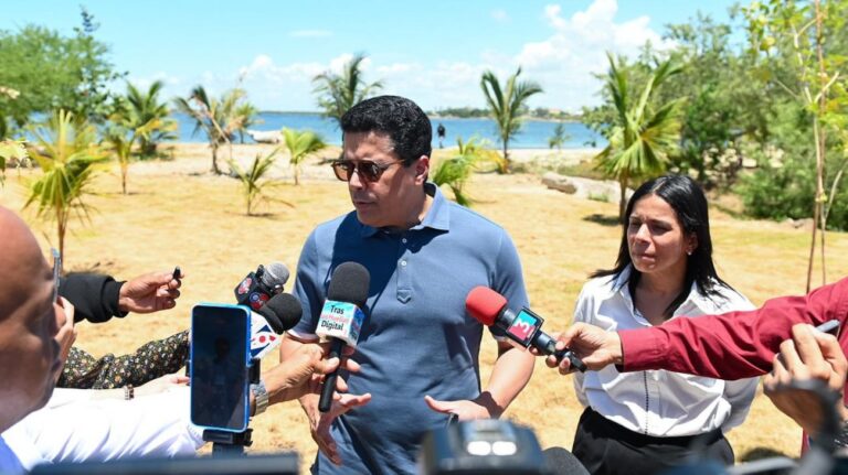 Ministro supervisa intervención en playa El Faro de San Pedro de Macorís
