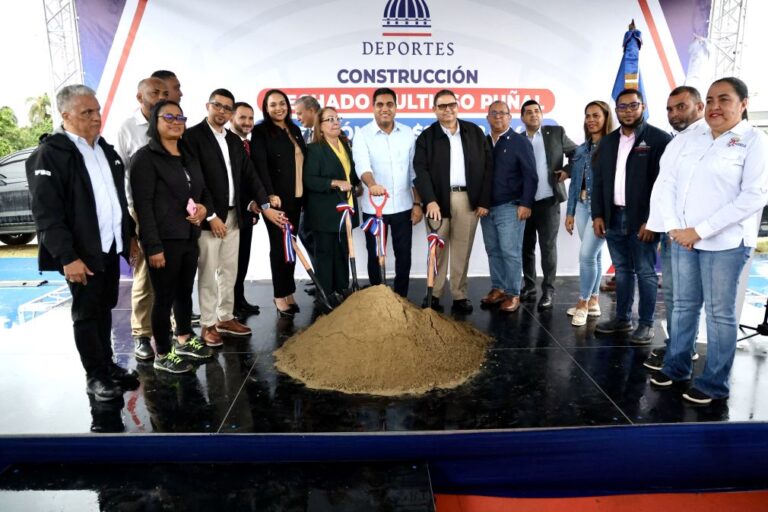 Ministro de Deportes da inicio a construcción de multiuso del municipio Puñal en Santiago