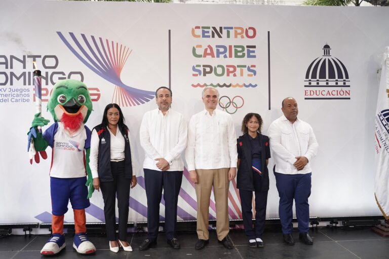 Ministro Luis Miguel De Camps recibe antorcha de los XXV Juegos Centroamericanos y del Caribe Santo Domingo 2026