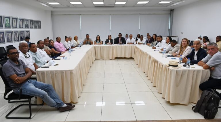 Mitur y sectores locales unen esfuerzos para fortalecer el desarrollo turístico de Bayahíbe