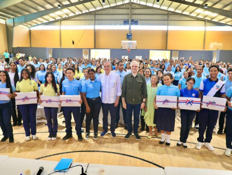 Presidente destaca que el desarrollo de Montecristi con el puerto de Manzanillo es clave para el presente y futuro de la juventud
