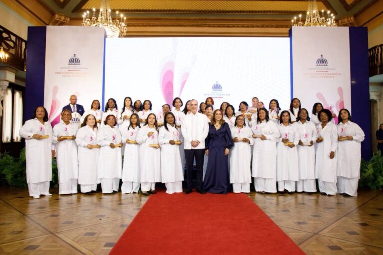 Presidente encabeza sexta edición del premio Supérate Mujer; reconocen a 35 mujeres SUPEREmprendedoras