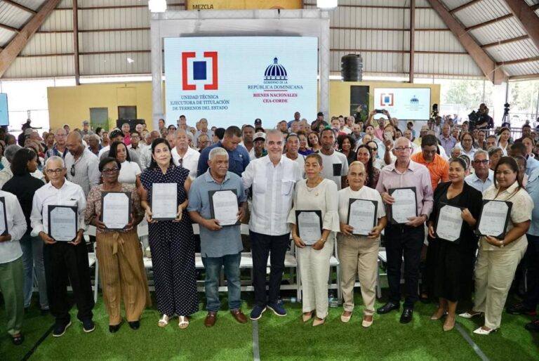 Presidente entrega 400 certificados de títulos de propiedad en Pepillo Salcedo, llevando seguridad jurídica y nuevas oportunidades de desarrollo a unas 1,600 personas