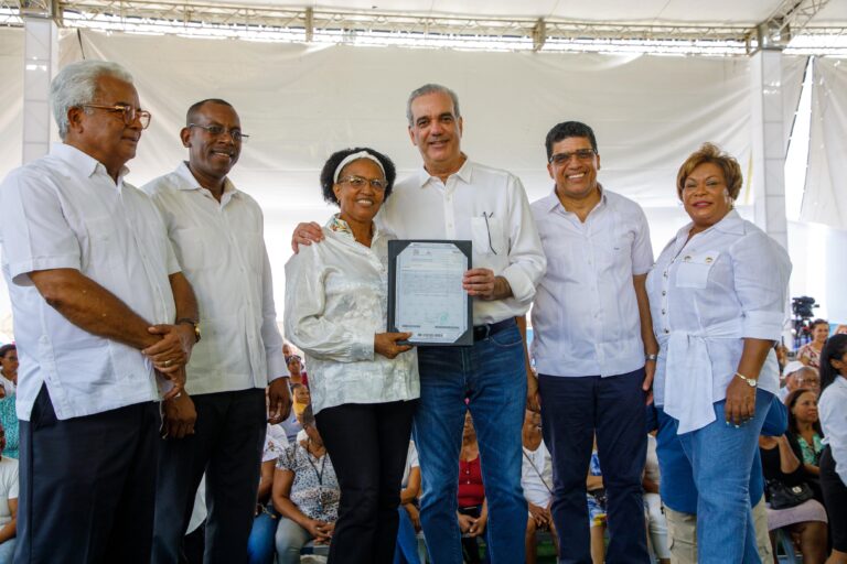 Entregan 1,000 títulos de propiedad que garantizan seguridad jurídica a más de 4,000 personas en Los Frailes de Santo Domingo Este