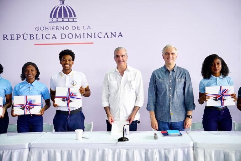 Presidente escucha inquietudes de estudiantes de Samaná y anuncia acciones para fortalecer la educación en la provincia