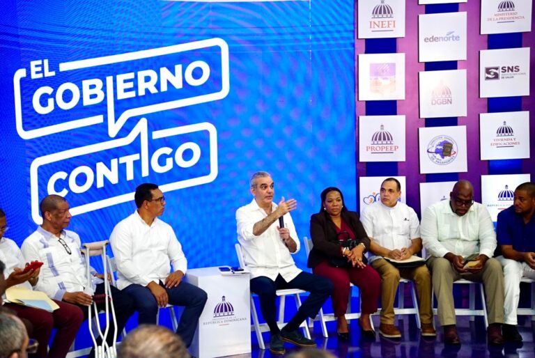 Presidente prioriza soluciones al agua potable durante encuentro comunitario en Samaná