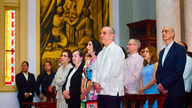 Presidente Luis Abinader realiza misa de acción de gracias en su cumpleaños, junto con familiares y amigos