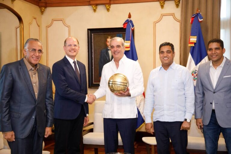 Presidente recibe a ejecutivos de la FIBA en el Palacio Nacional
