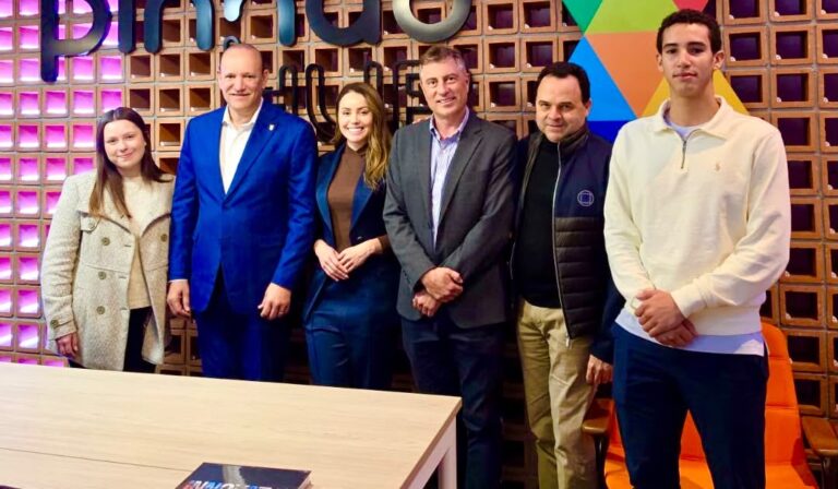 Ulises Rodríguez fortalece cooperación en innovación con la ciudad latinoamericana reconocida como Comunidad Inteligente del Año para seguir transformando Santiago