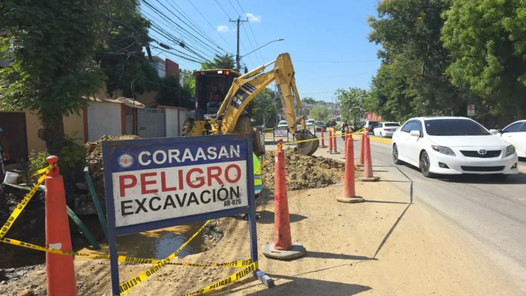 Coraasan avanza corrección de avería en la avenida Estrella Sadhalá tramo Reparto Universitario