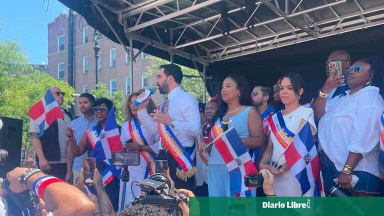 Alcalde de Nueva York y líderes comunitarios participan en la Gran Parada Dominicana del Bronx