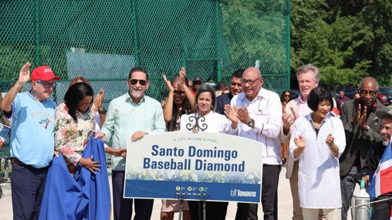 Toronto inaugura el primer diamante de béisbol «Santo Domingo» en honor a la diáspora dominicana