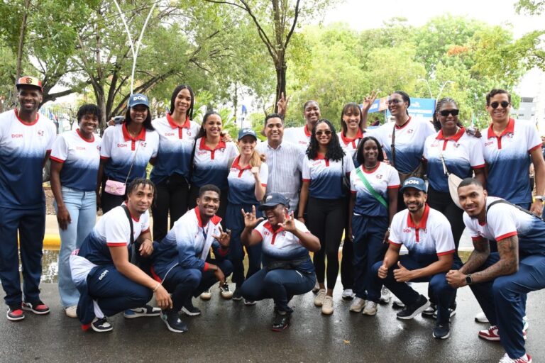 El pueblo dominicano apoyó a sus medallistas centroamericanos en recorrido por diversas calles de Santo Domingo