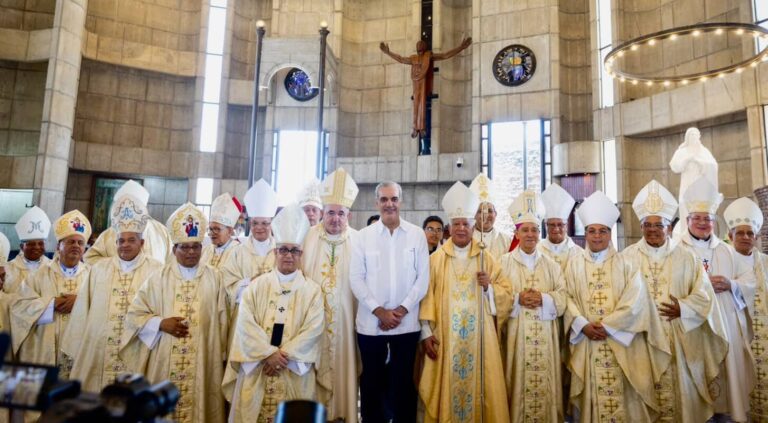 Presidente Abinader asiste a toma de posesión del nuevo obispo de la Diócesis de La Vega, Andrés Napoleón Romero Cárdenas