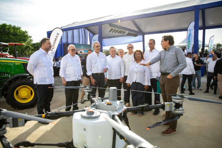 Gobierno pide a agricultores continuar tecnificándose para eliminar la mano de obra extranjera; garantiza total respaldo por parte del Gobierno