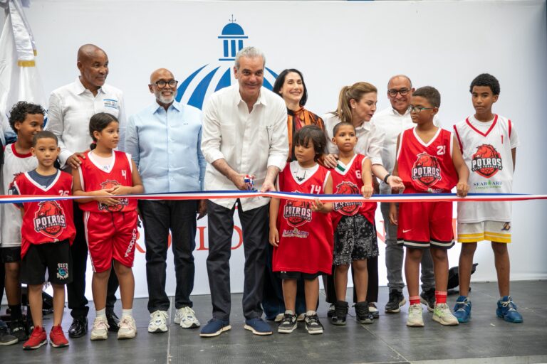 Gobierno inaugura el techado del Centro Educacional Santo Cura de Ars (Cescar) para impulsar el deporte y la formación integral de más de 1,500 estudiantes en Capotillo
