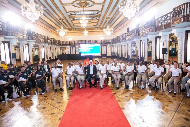 Presidente Abinader se reúne con 53 estudiantes sordos que completaron su formación en inteligencia artificial