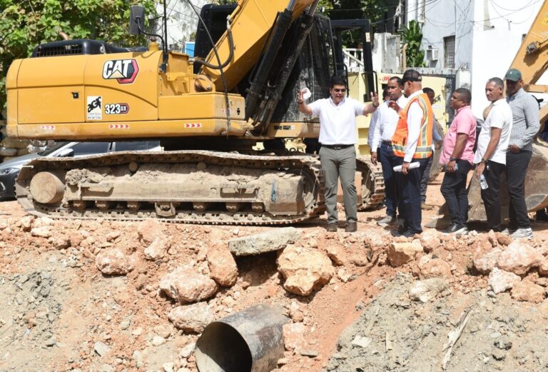 Director de la Caasd supervisa avance de trabajos en cañada Juan Valdez y Los Girasoles en el DN
