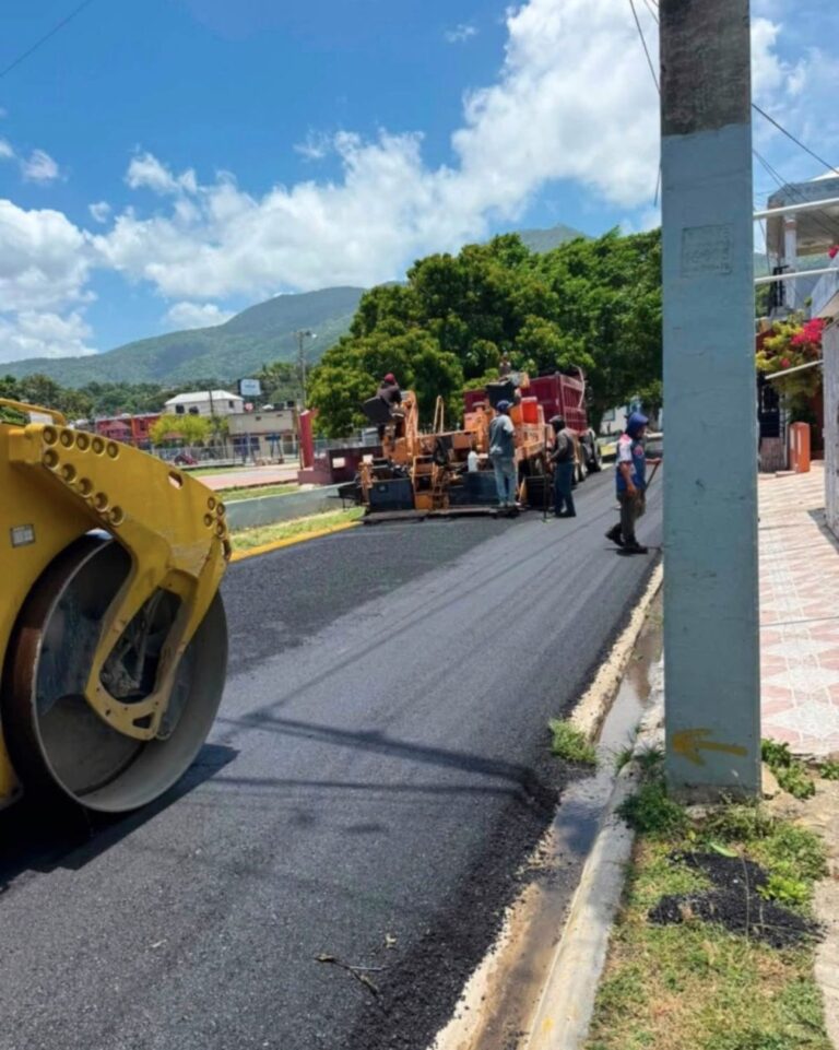 Alcaldía de Puerto Plata y Obras Públicas supervisan avances del asfaltado en barrios del municipio