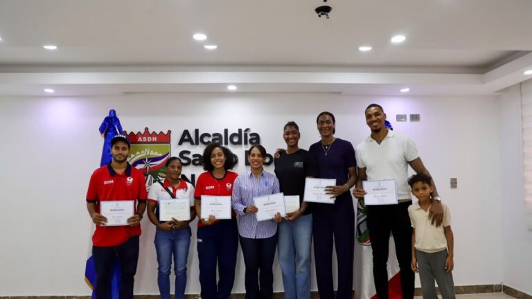Medallistas de Santo Domingo Norte son reconocidos por Alcaldesa Betty Gerónimo
