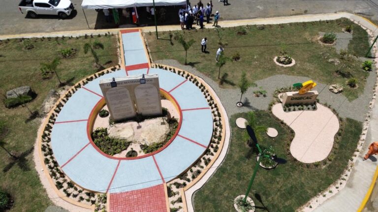 Un nuevo atractivo visual: el Monumento a los Diez Mandamientos embellece la Carretera Mella