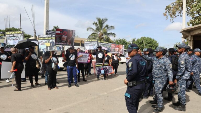 “No queremos más cuentos”: protestan frente a escuela donde Abinader inauguró el año escolar
