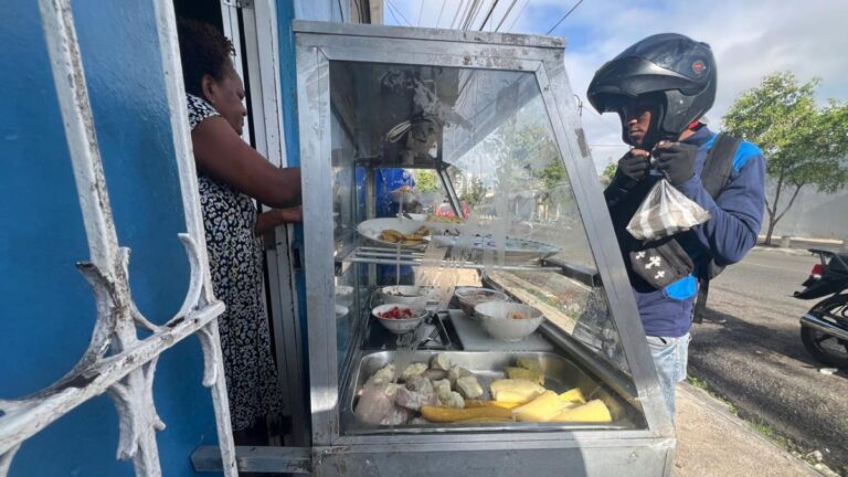 Entre café, té y desayuno mujeres sostienen la economía informal en Villa Juana