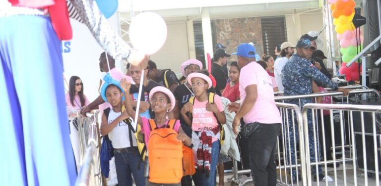 Plásticos por educación: niños reciben útiles escolares en jornada encabezada por Carolina Mejía