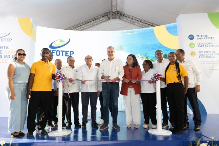 Presidente Luis Abinader inaugura Escuela de Formación Técnico Profesional Guarocuya, en Barahona