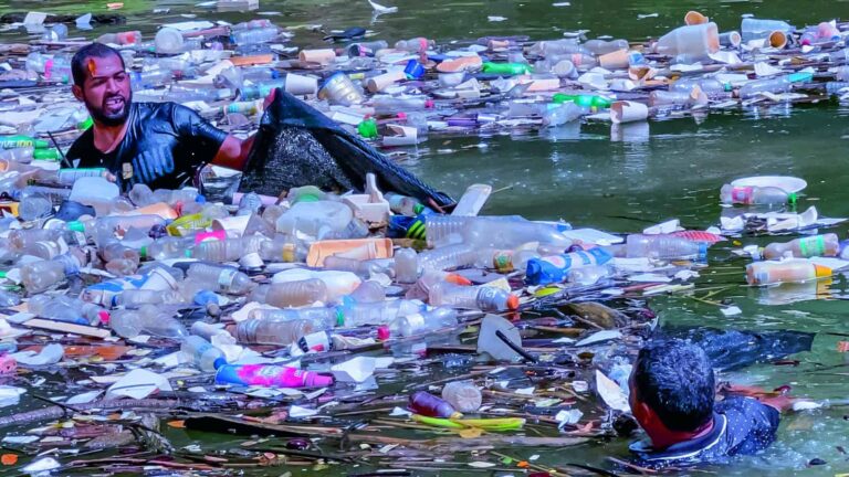 Colocan barreras para atrapar desechos en el río Yaque del Norte
