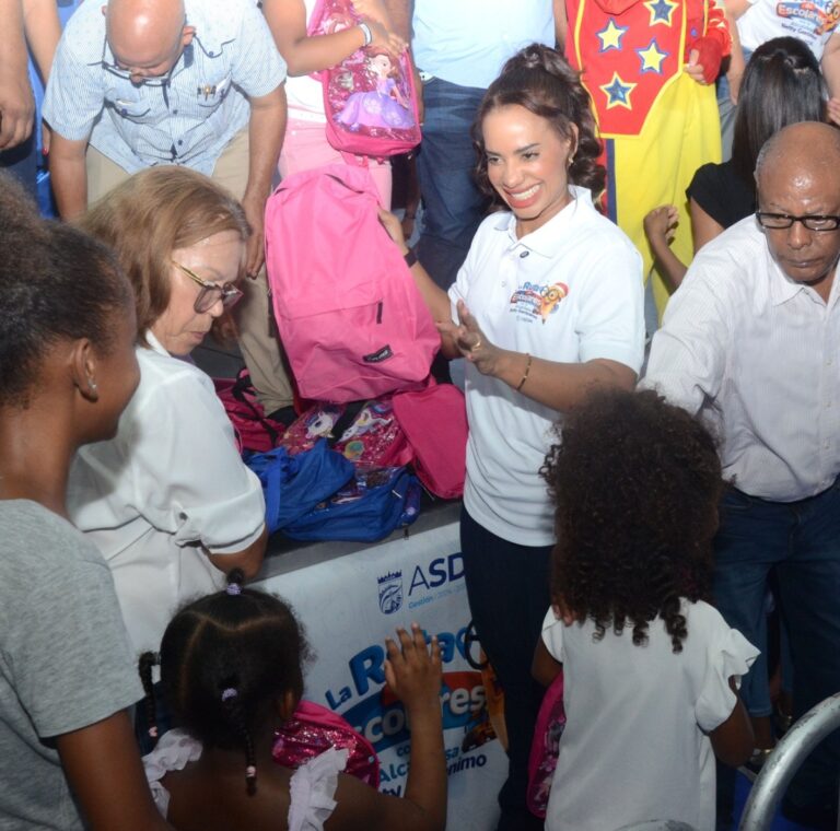 Estudiantes de SDN reciben útiles escolares de la Alcaldía en “La Ruta Escolar”