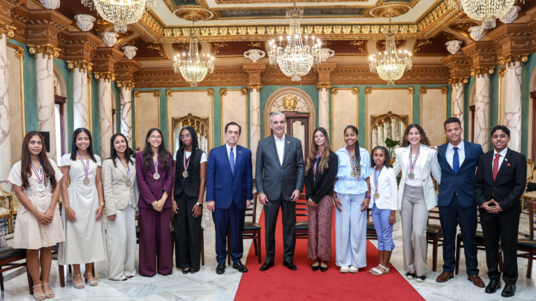 Reciben a estudiantes dominicanos residentes en España galardonados con el Premio al Mérito Escolar 2026