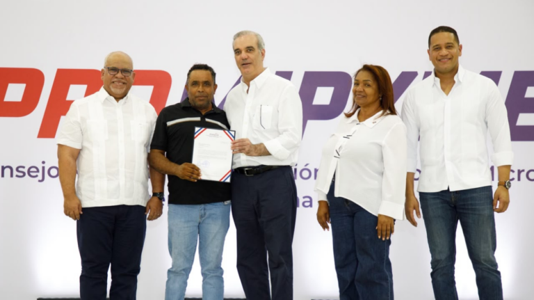 Gobierno entrega RD 85 millones a 400 microempresarios y anuncia ampliación del Programa “Tu Firma es tu Garantía”