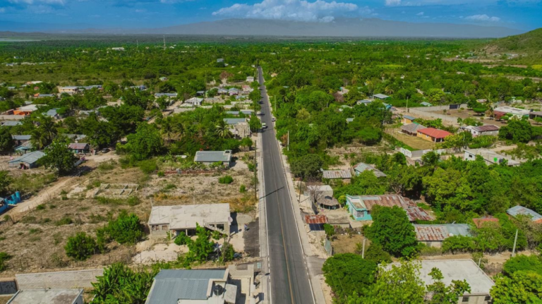 Presidente Luis Abinader inaugura obras viales, de educación y capacitación técnica en Independencia y Barahona