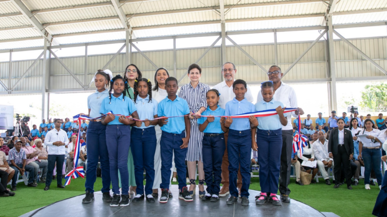 Entregan techado de la Escuela Javier Antonio Castillo Pérez, en Azua