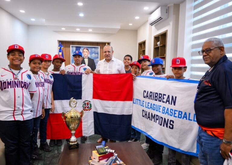 Ulises Rodríguez entrega banderas a Los Nacionales para Serie Mundial de Pequeñas Ligas