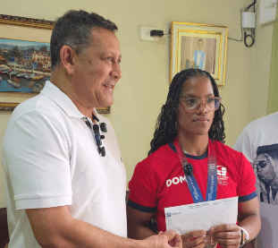 Alcalde Nelson Núñez entrega incentivo a la medallista centroamericana Creymarlin Valdés – El Nuevo Diario (República Dominicana)