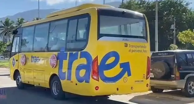 Indesur hace aporte para reparación del autobús del transporte escolar en Juancho, Pedernales