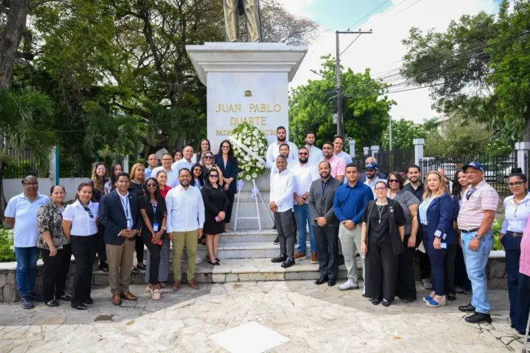 Ayuntamiento de Santiago conmemora Día Internacional de la Juventud con una ofrenda floral a Duarte
