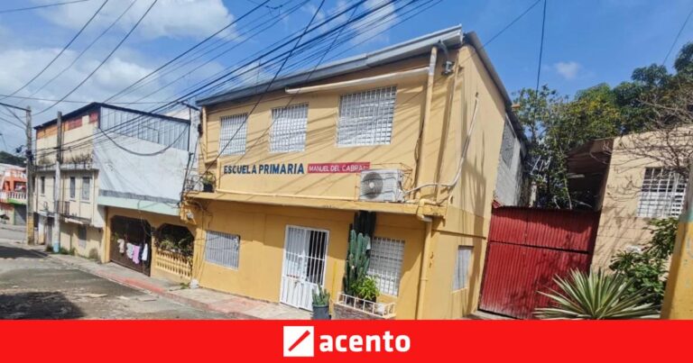 Vecinos de El Invi denuncian aguas negras y calles deterioradas en los alrededores de una escuela