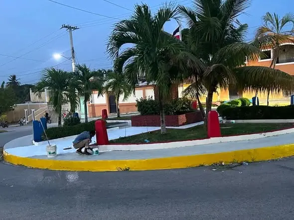 Ayuntamiento de Barahona embellece la Plaza General Gregorio Luperón donde se conmemorará el 163 de La Restauración
