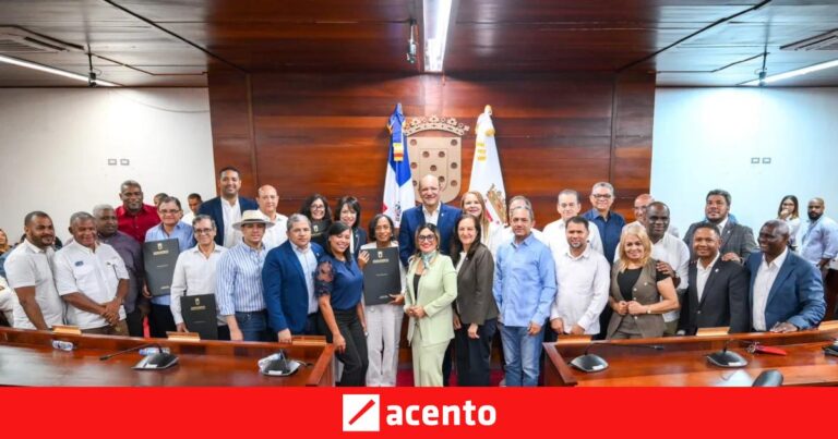 Ayuntamiento de Santiago reconoce a médicos graduados de la UASD en 1982 por sus 44 años de trayectoria