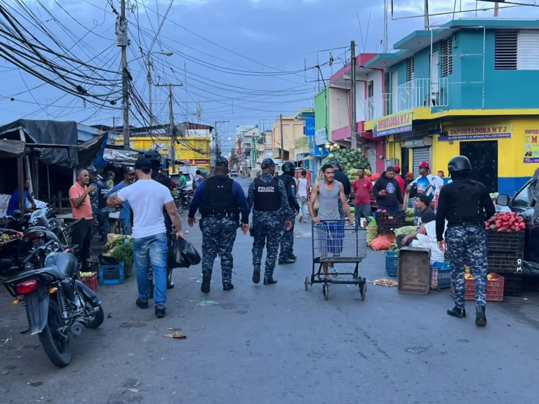 Policía Nacional realiza operativo preventivo en Mercado Municipal de SFM y ocupa siete armas blancas