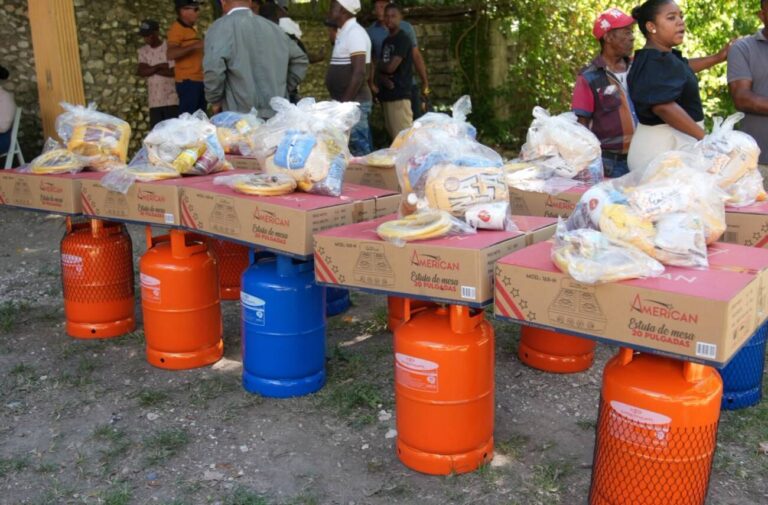 Ministerio de Energía y Minas sustituye uso de leña y carbón por cocinas a GLP en 125 hogares de Bahoruco