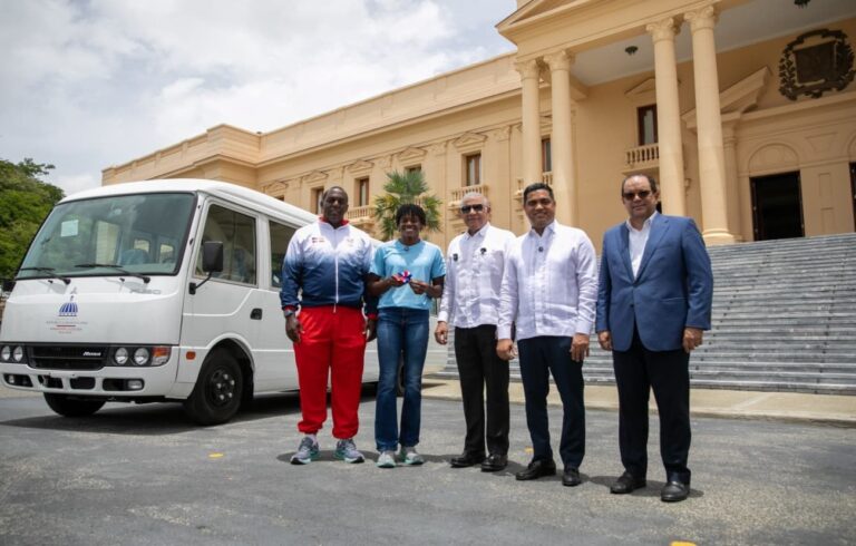 Entregan autobús a la Fundación Creando Sonrisas Eternas, presidida por la campeona olímpica Marileidy Paulino