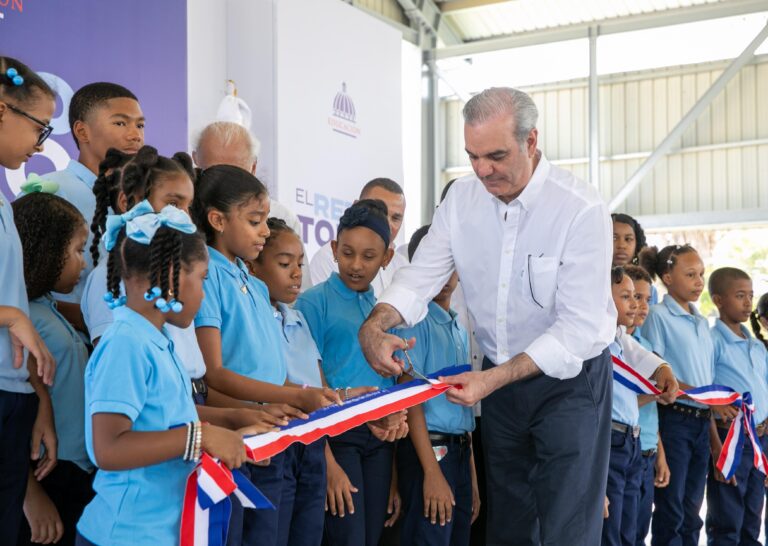 En atención a fortalecer el deporte y la formación integral de estudiantes, presidente Abinader inaugura techado en politécnico de San Juan