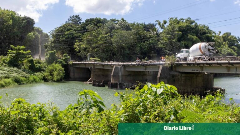 Puente entre Hato Nuevo y Quita Sueño sigue sin barandas y expone a usuarios a caer al río Haina